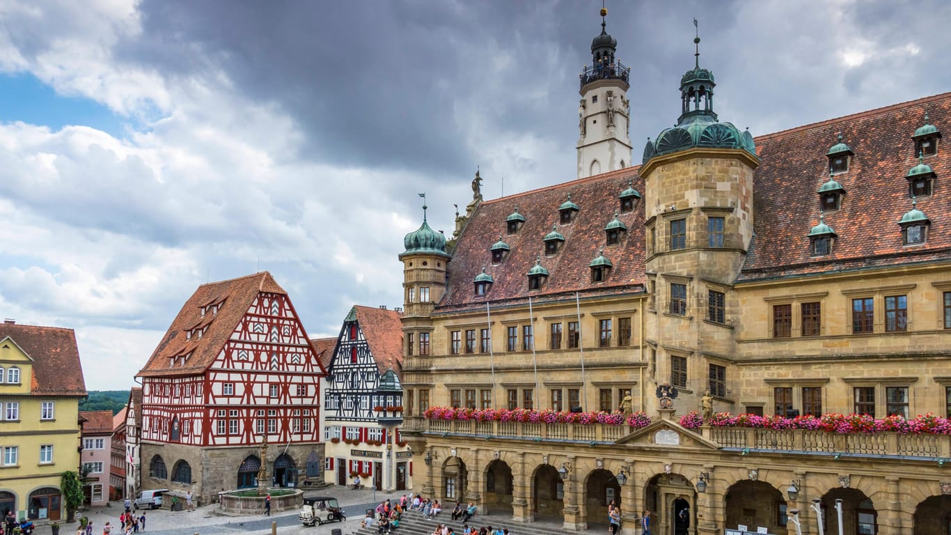 Rathaus am Marktplatz, Rothenburg ob der Tauber: Fußgänger können auf der Stadtmauer entlanggehen und die Stadt entdecken.