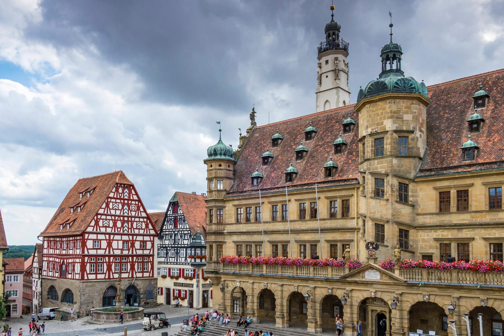 Rathaus am Marktplatz, Rothenburg ob der Tauber: Fußgänger können auf der Stadtmauer entlanggehen und die Stadt entdecken.