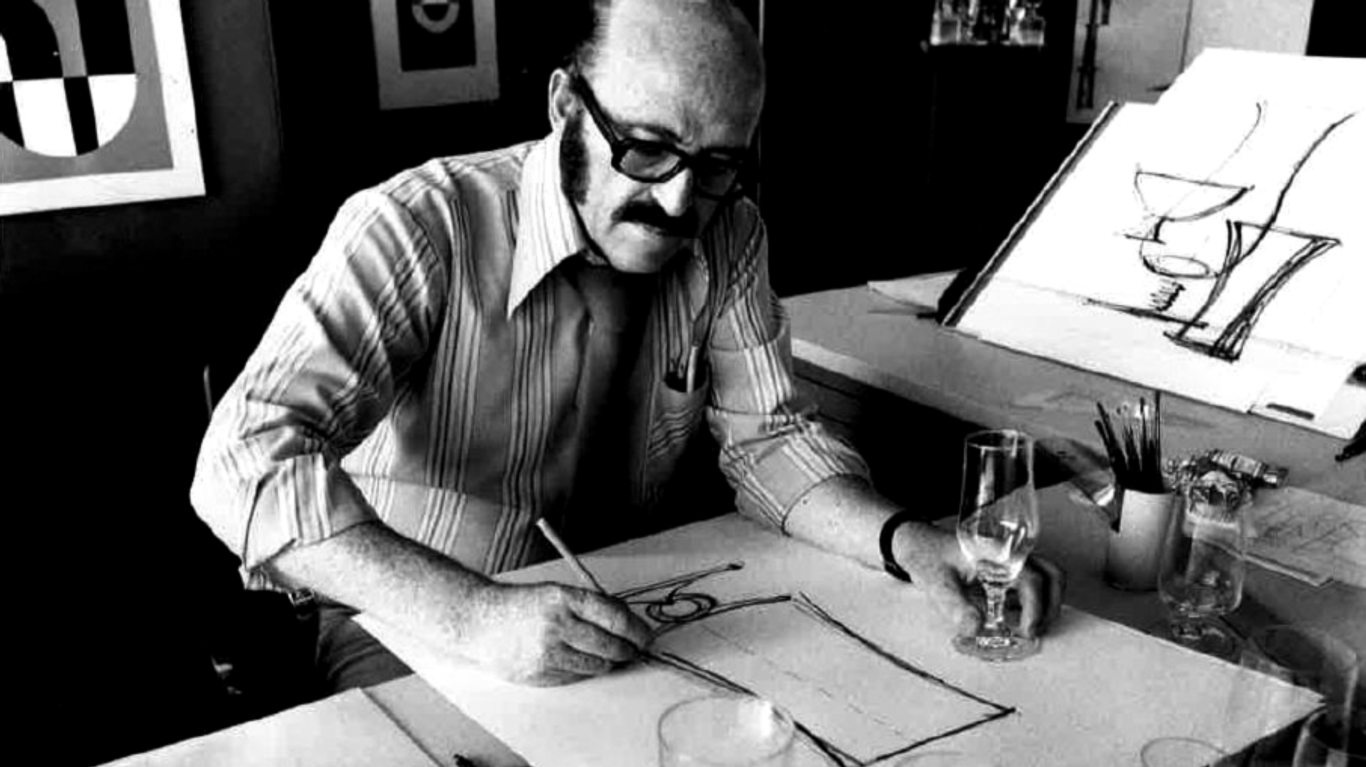 Der frühere Rastal-Chefdesigner Hermann Hoffmann entwickelte im Jahr 1964 das Exklusivglas – hier sitzt er an einer Zeichnung eines Bit-Pokals.