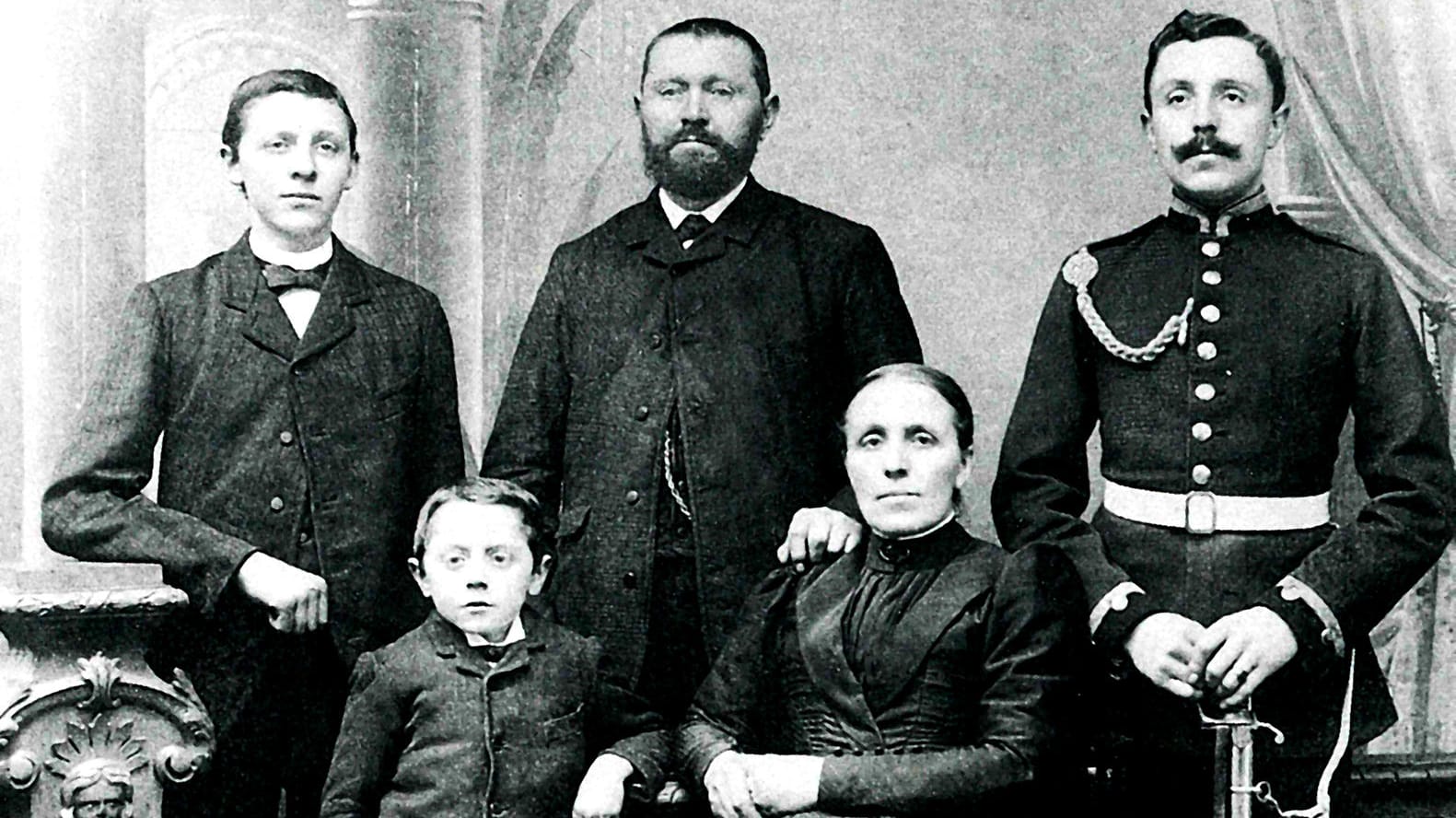 Emil, Eugen, Johann Heinrich Adolf, Mathilde und Arnold Sahm (v.l.n.r.) um das Jahr 1897. Drei Jahre später gründet Emil Sahm das gleichnamige Unternehmen – das bis heute unter dem Namen Sahm existiert.