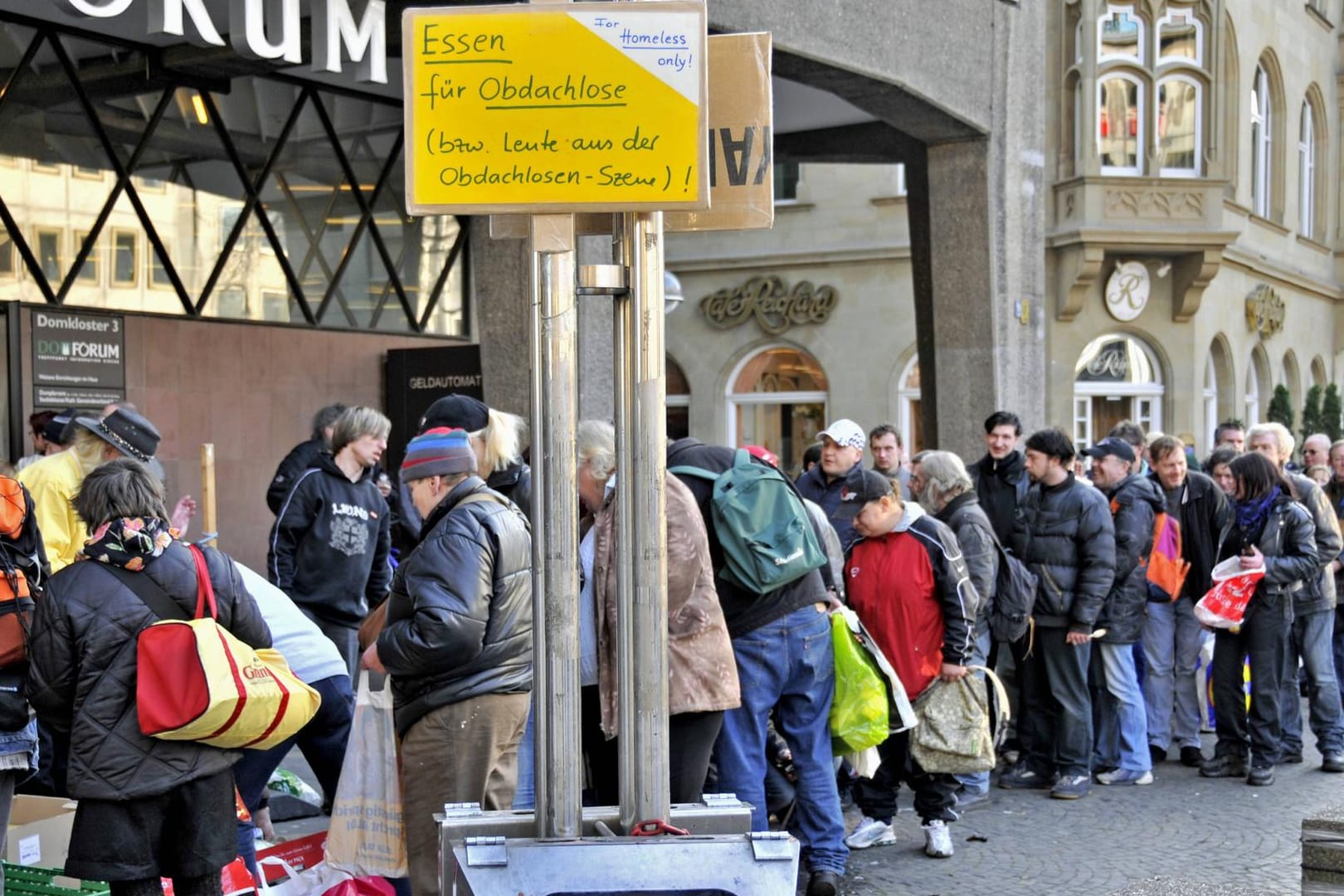 Lebensmittelverteilung an Obdachlose in NRW: "Die Tafeln sind am Limit."