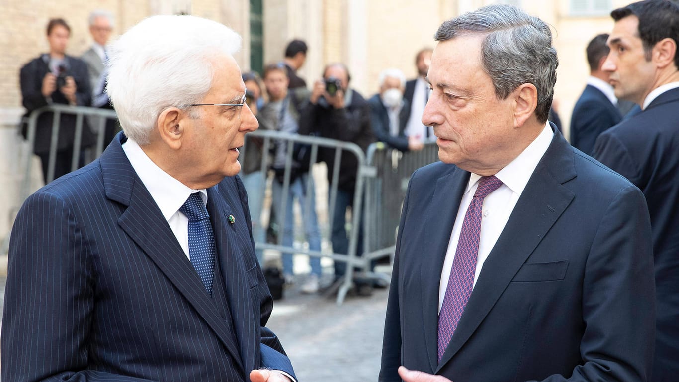 Mattarella im Gespräch mit Draghi (Archivbild): Das Staatsoberhaupt lehnt das Rücktrittsgesuch des Premiers ab.