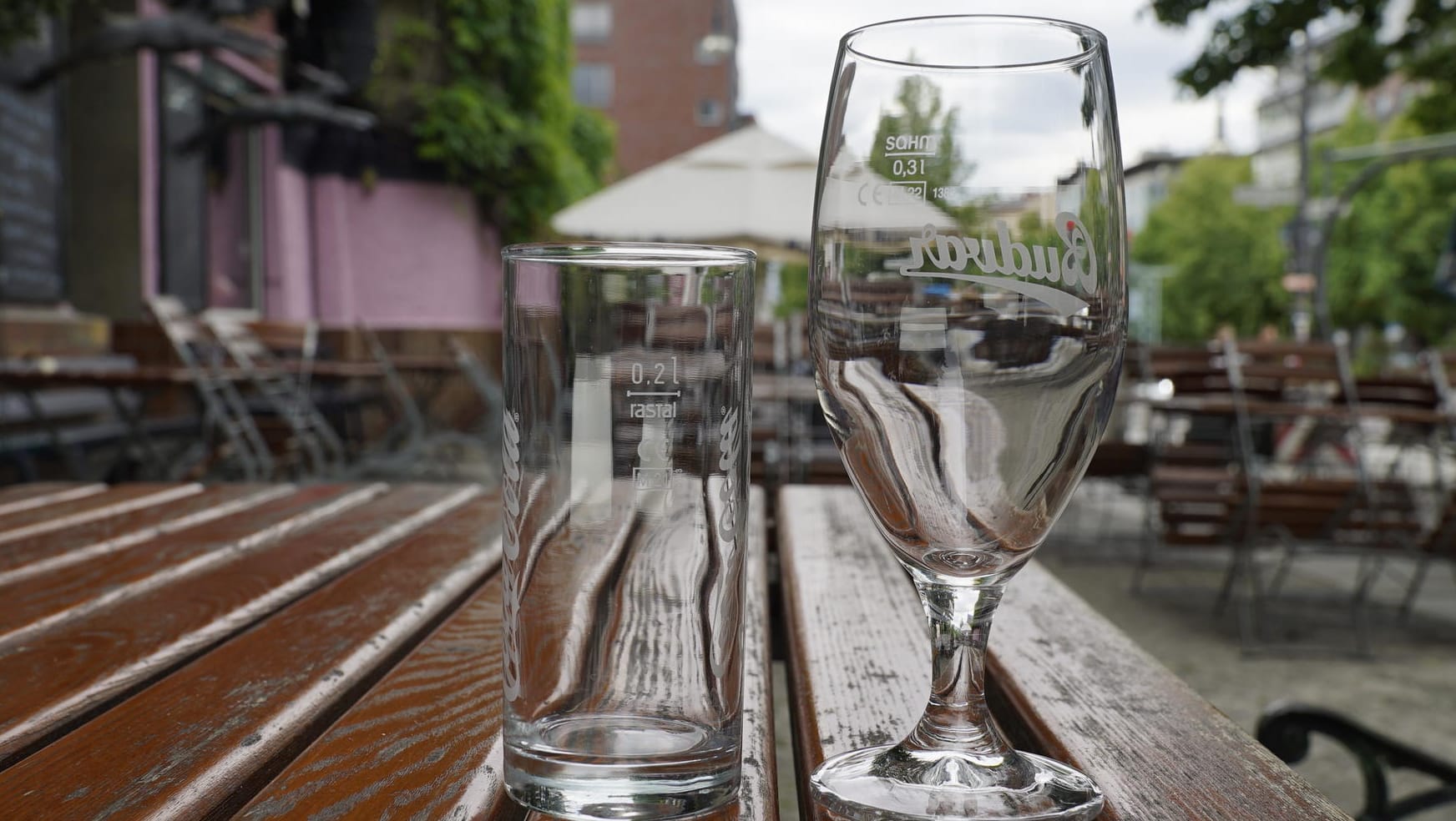 Haben Sie sich das Bierglas schon einmal genauer angeschaut? Unter dem Eichstrich findet sich im Regelfall einer von beiden Namen: Sahm oder Rastal.