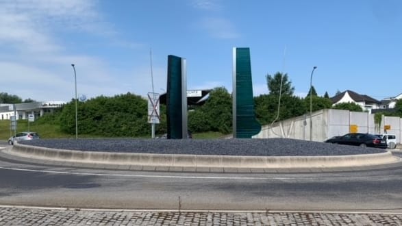 Die Glasskulpturen auf einem Kreisel in Höhr-Grenzhausen hat Sahm bezahlt.