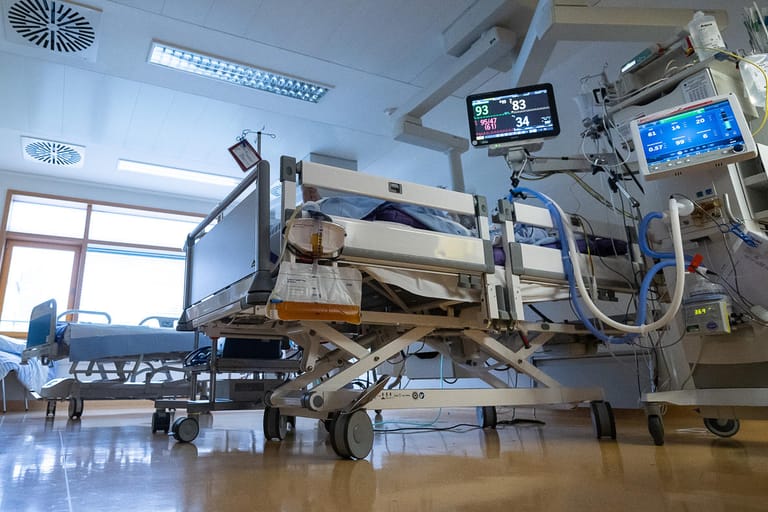 Ein Intensivbett, in dem ein Covid-19-Patient liegt: Der Infektionsdruck bleibt laut RKI hoch.