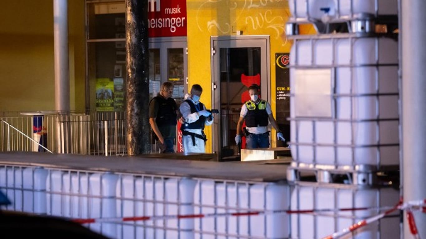 Polizisten untersuchen den Tatort vor einer Spielhalle. Bei einer Auseinandersetzung vor einer Spielhalle in Burghausen ist ein Mann erschossen worden.