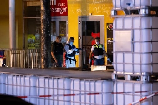 Polizisten untersuchen den Tatort vor einer Spielhalle. Bei einer Auseinandersetzung vor einer Spielhalle in Burghausen ist ein Mann erschossen worden.