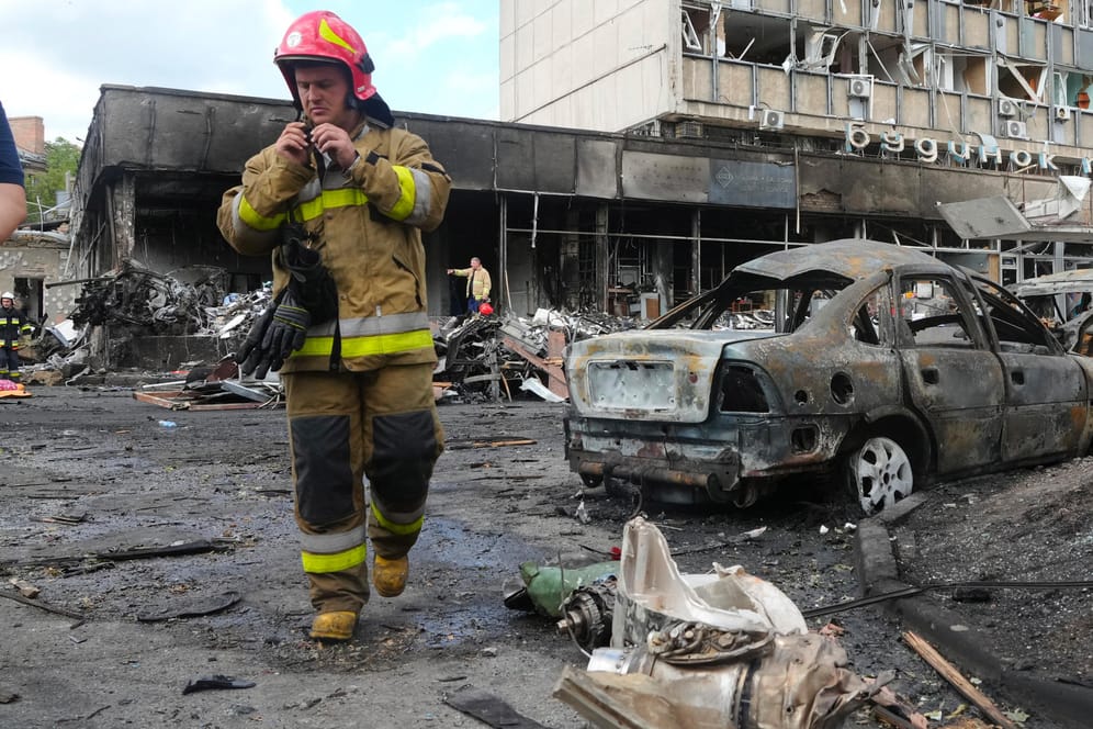 Ein Feuerwehrmann in Winnyzja: Bei einem russischen Raketenangriff sind im Zentrum der ukrainischen Großstadt mindestens 23 Menschen gestorben.