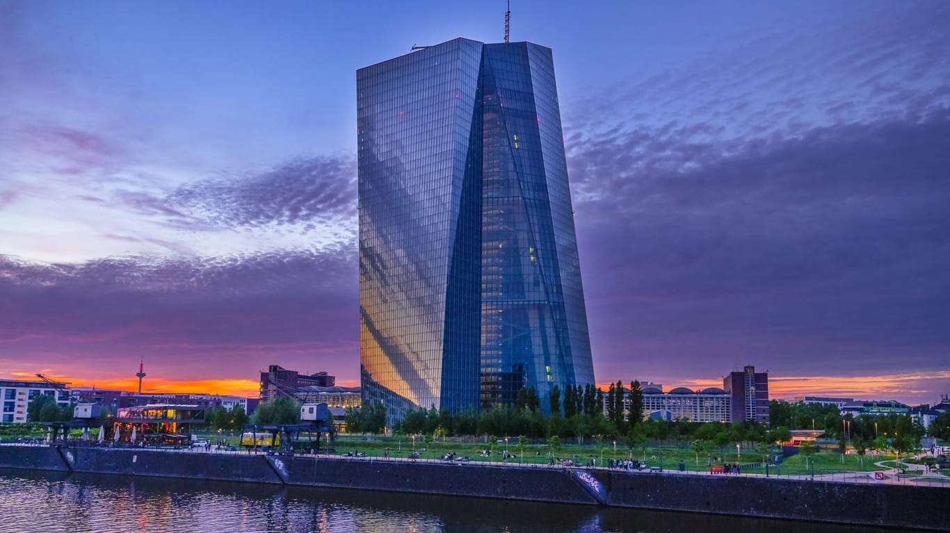 Europäische Zentralbank in Frankfurt (Archivbild): Ihre Entscheidungen prägen auch die Politik der Privatbanken.