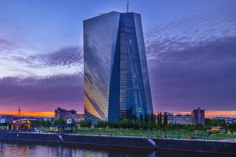 Europäische Zentralbank in Frankfurt (Archivbild): Ihre Entscheidungen prägen auch die Politik der Privatbanken.