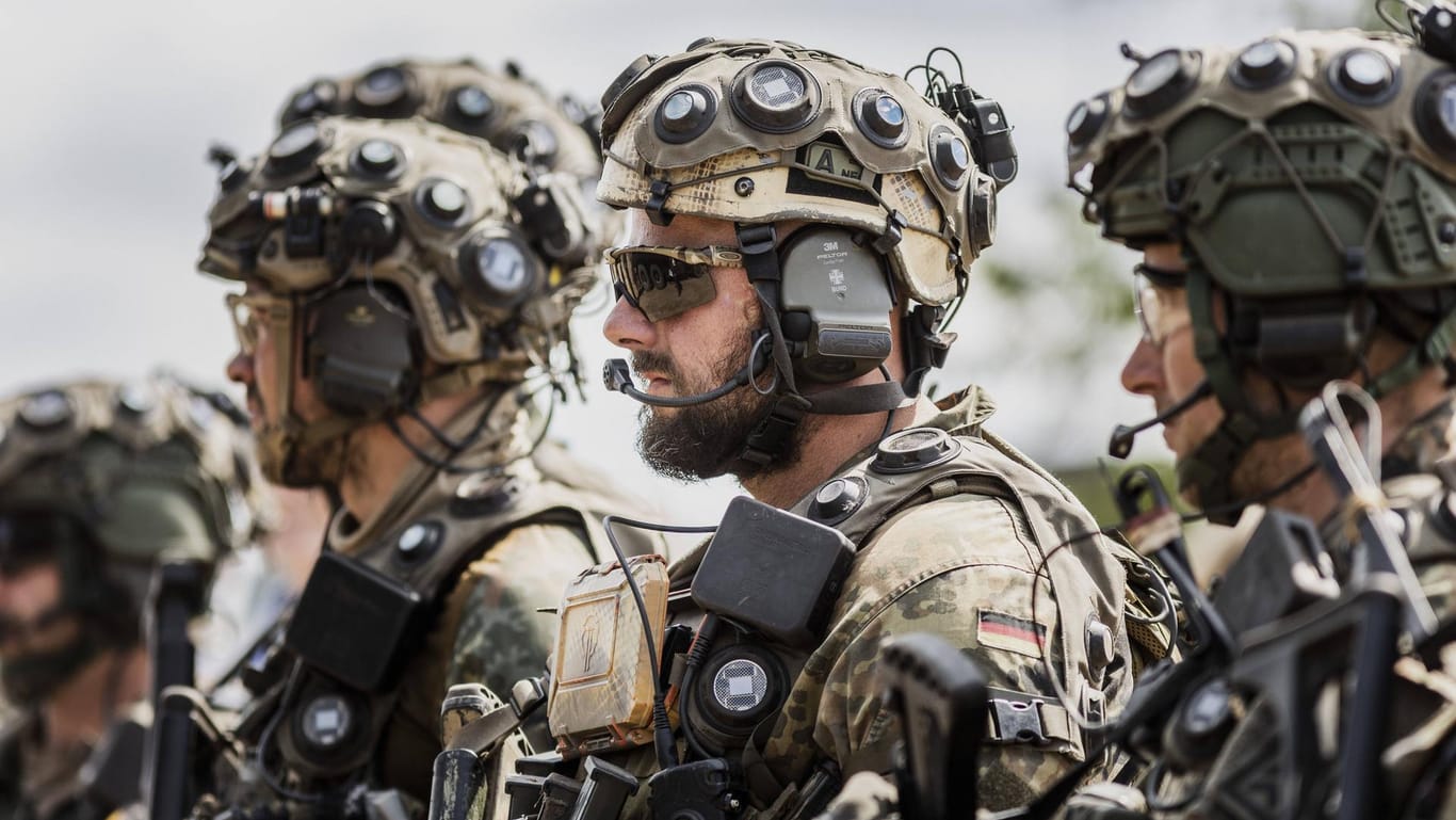 Bundeswehrsoldaten eines Jägerbataillons trainieren eine Gefechtssituation mithilfe eines digitalen Duellsimulators.