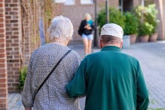 Senioren in Düsseldorf (Symbolbild): Deutsche beziehen durchschnittlich 22 Jahre lang Rente.
