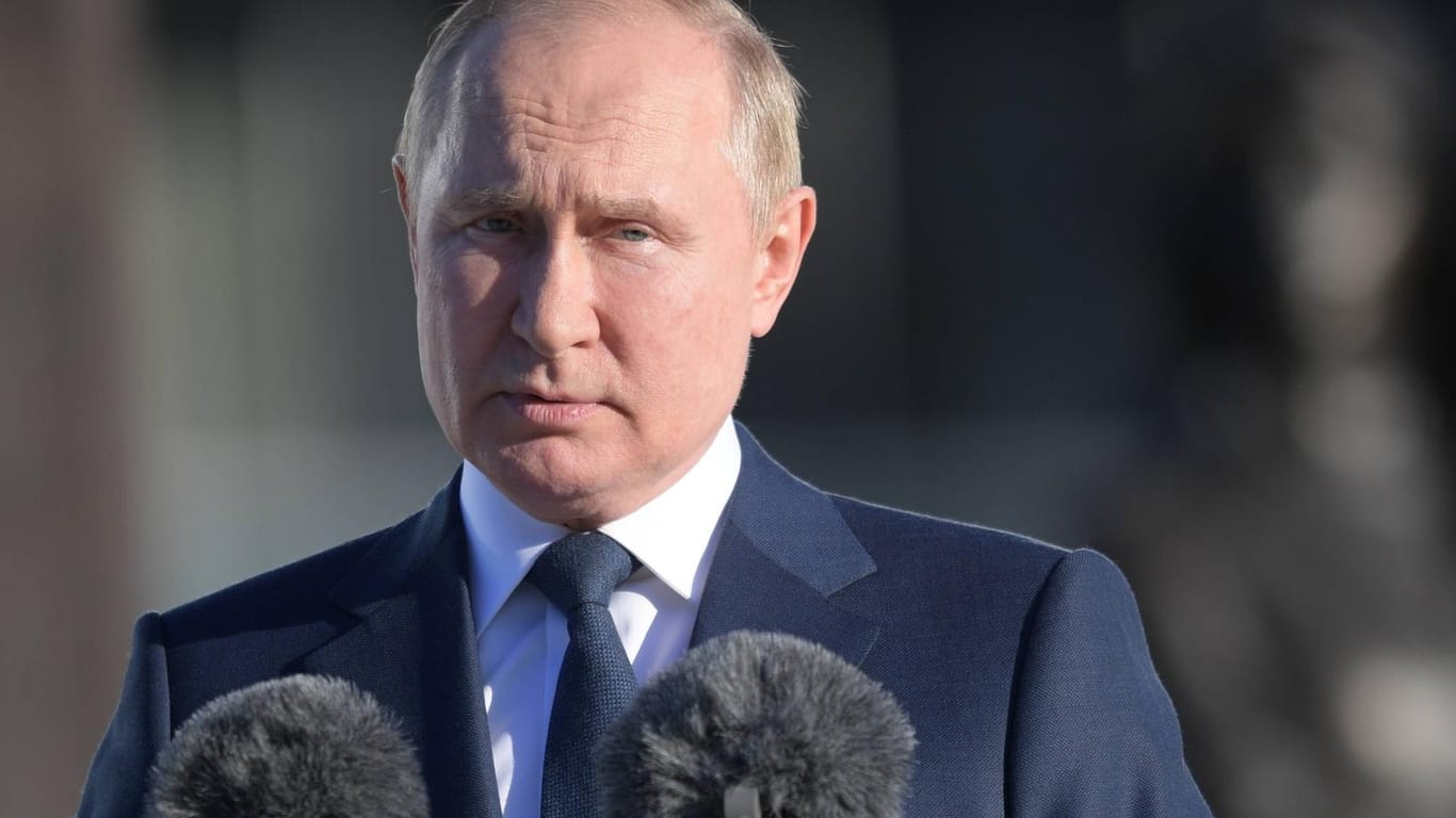 Russlands Präsident Wladimir Putin hält eine Rede vor dem Gebäude des Auslandsgeheimdienstes.
