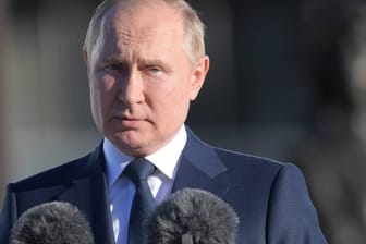 Russlands Präsident Wladimir Putin hält eine Rede vor dem Gebäude des Auslandsgeheimdienstes.