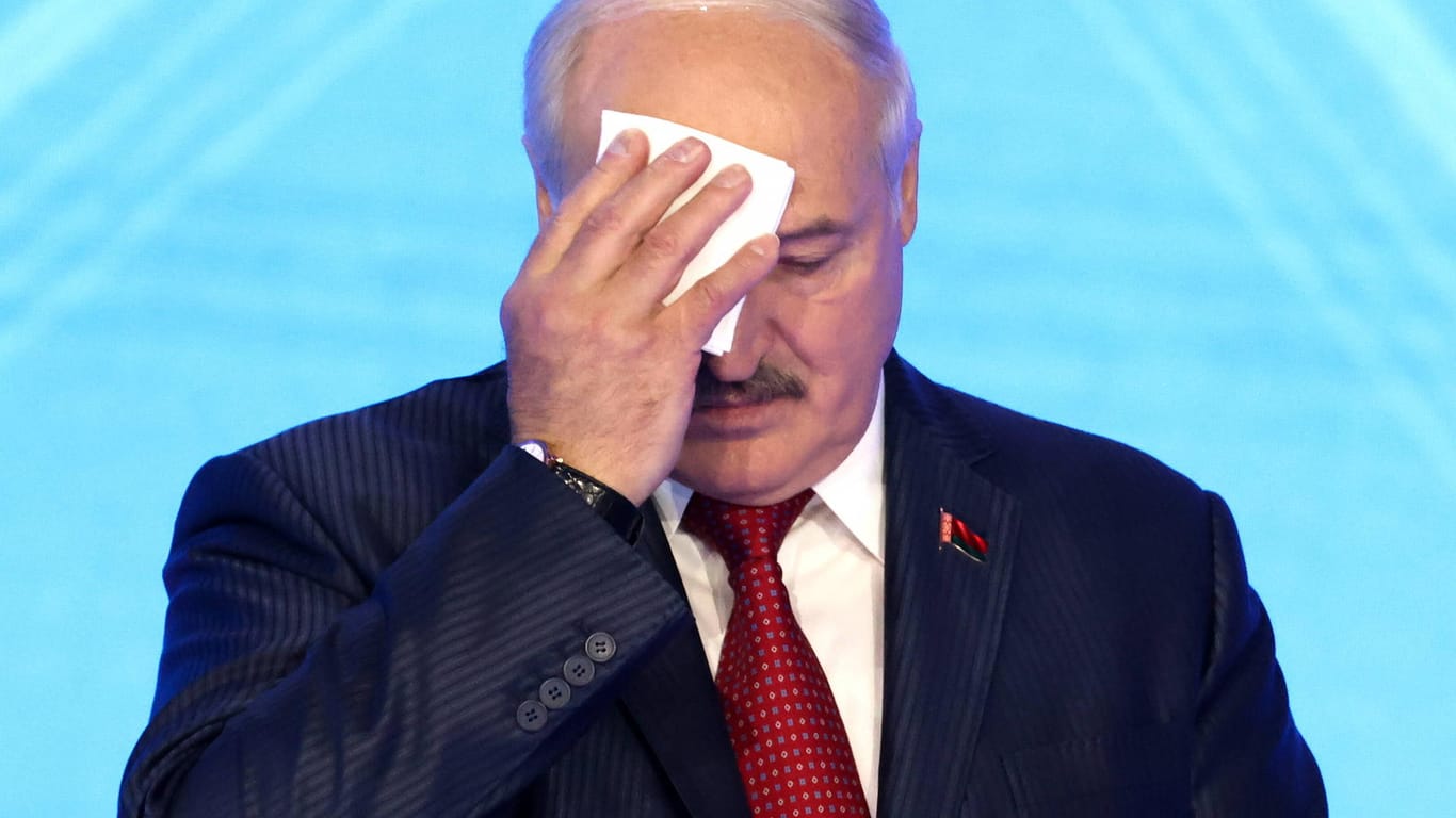 Der belarussische Präsident Lukaschenko tupft sich Schweiß ab (Archivbild): Er soll am Samstagabend ins Krankenhaus gebracht worden sein.