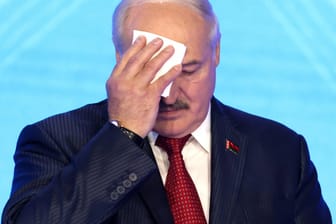 Der belarussische Präsident Lukaschenko tupft sich Schweiß ab (Archivbild): Er soll am Samstagabend ins Krankenhaus gebracht worden sein.