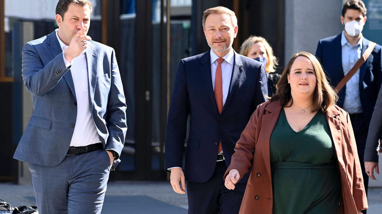 Ricarda Lang mit Lars Klingbeil und Christian Lindner: Die Chefs von Grünen, SPD und FDP haben schon zwei Entlastungspakete vorgestellt. Nur reicht das?