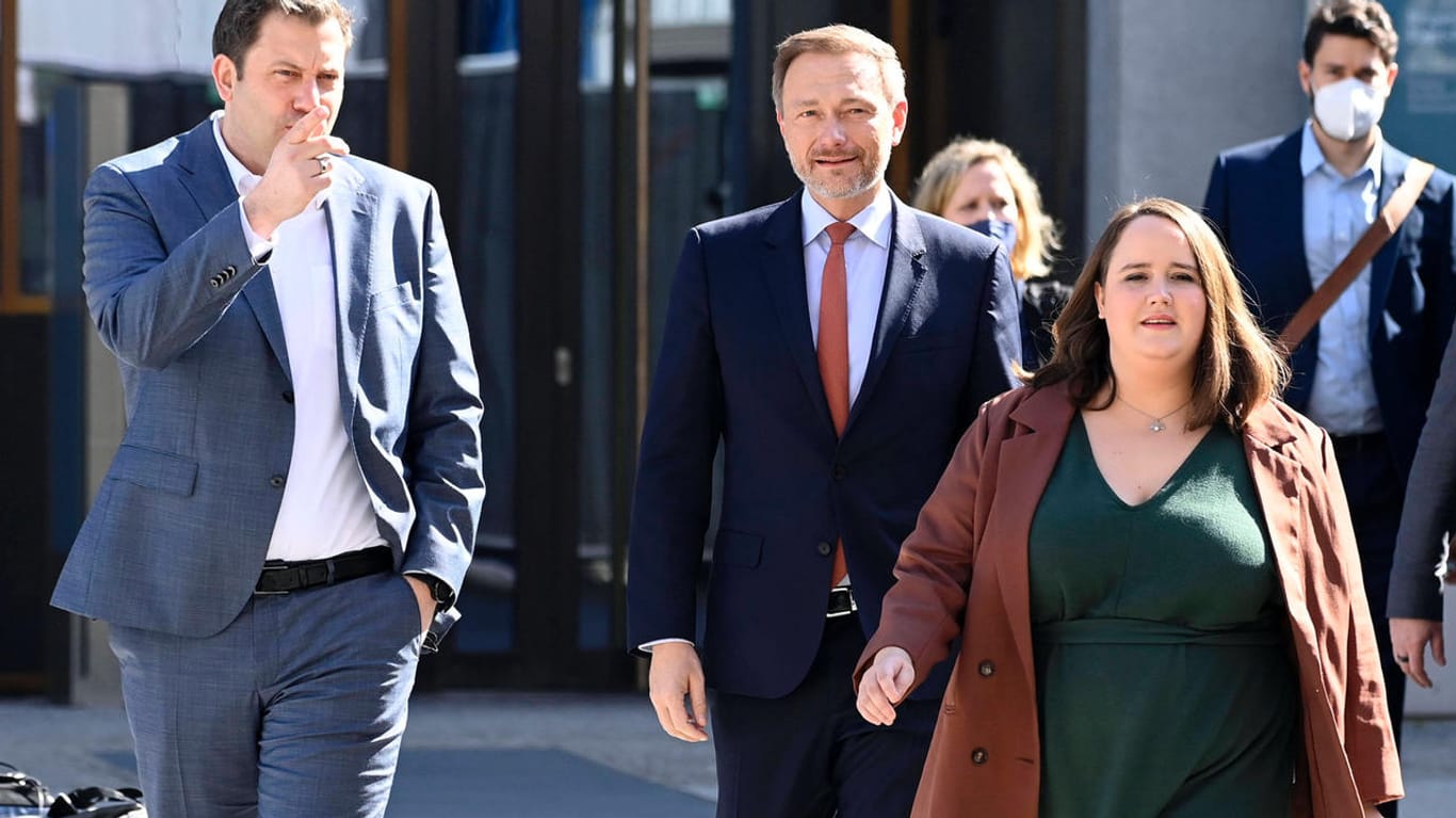 Ricarda Lang mit Lars Klingbeil und Christian Lindner: Die Chefs von Grünen, SPD und FDP haben schon zwei Entlastungspakete vorgestellt. Nur reicht das?