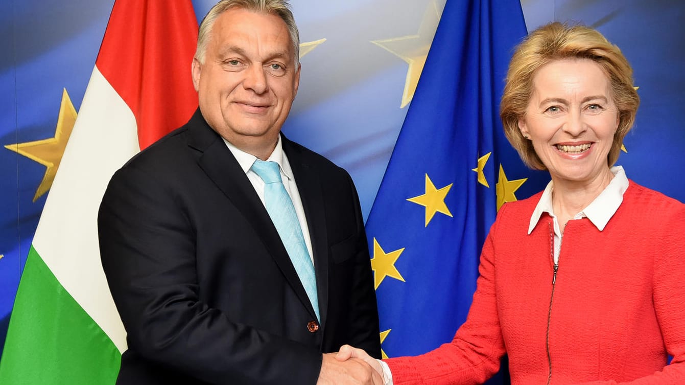 Viktor Orbán, Ministerpräsident von Ungarn und EU-Kommissionspräsidentin Ursula von der Leyen: In Ungarn gilt ein strenges Gesetz zu Informationen über Homo- und Transgeschlechtlichkeit.