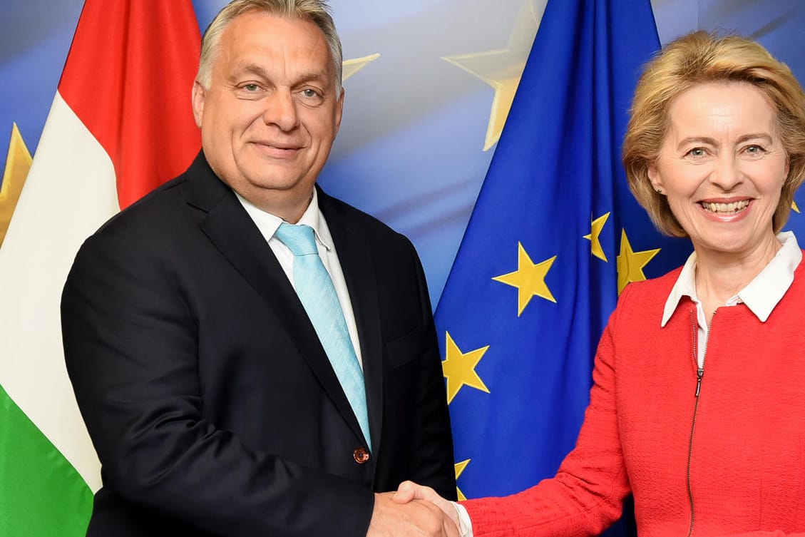 Viktor Orbán, Ministerpräsident von Ungarn und EU-Kommissionspräsidentin Ursula von der Leyen: In Ungarn gilt ein strenges Gesetz zu Informationen über Homo- und Transgeschlechtlichkeit.