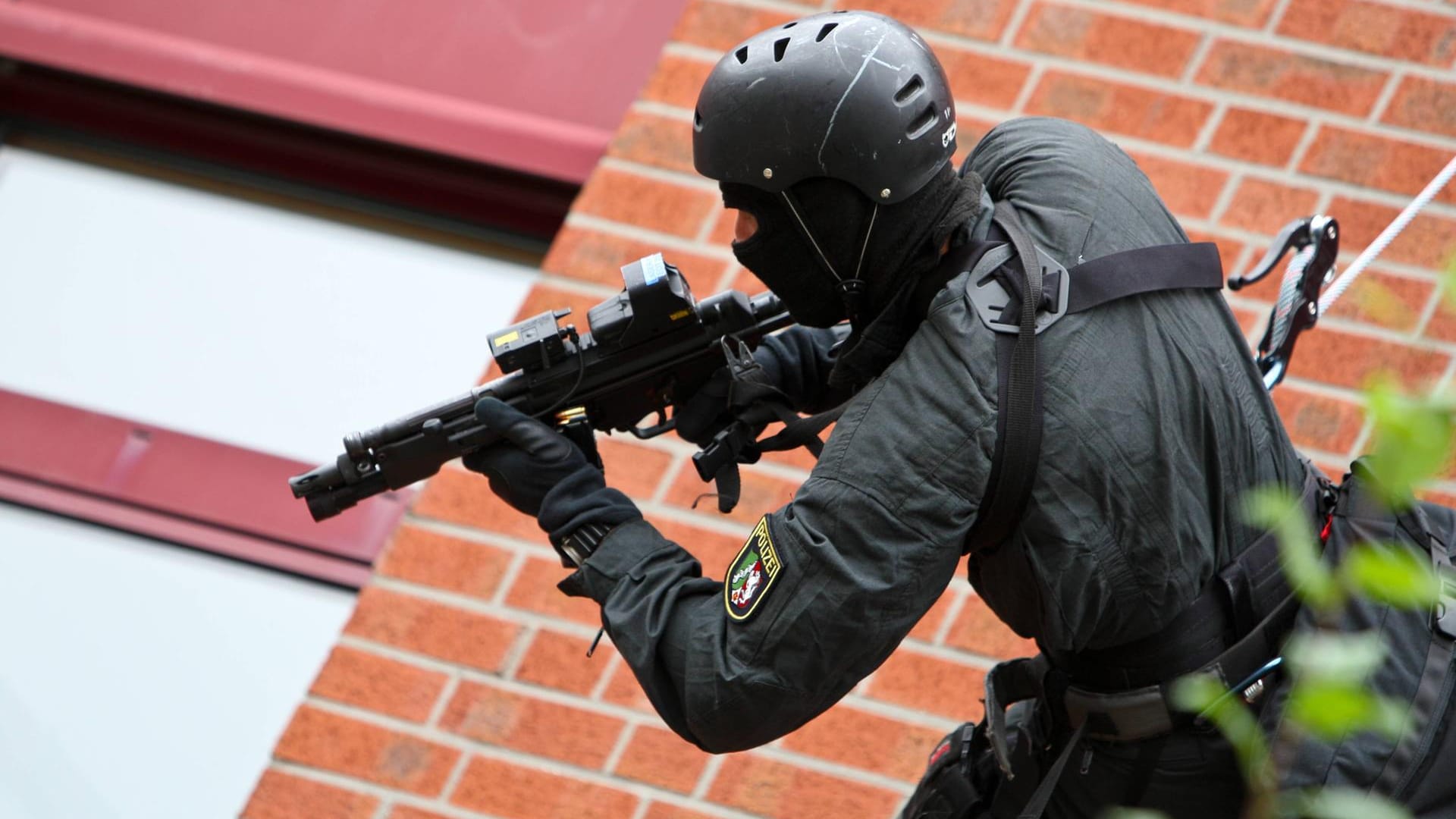 SEK-Beamter im Einsatz (Symbolfoto): In Norderstedt kam es am Sonntag zu dramatischen Szenen.