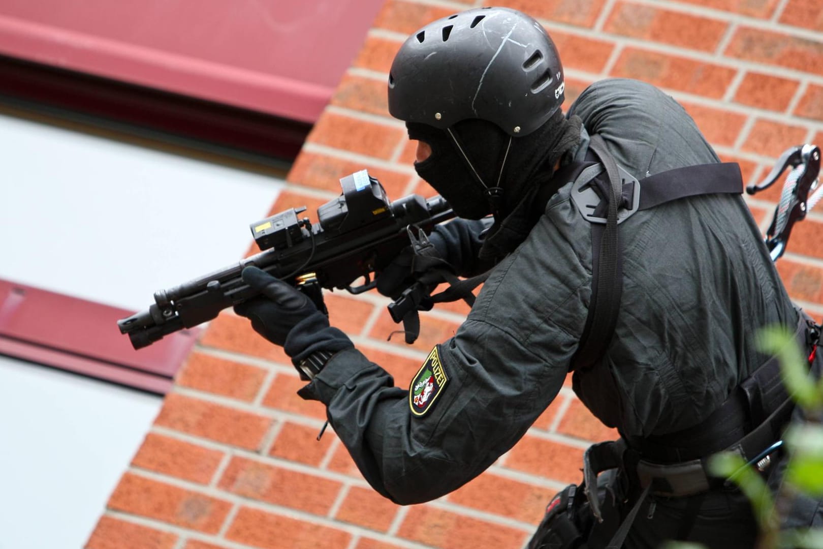 SEK-Beamter im Einsatz (Symbolfoto): In Norderstedt kam es am Sonntag zu dramatischen Szenen.