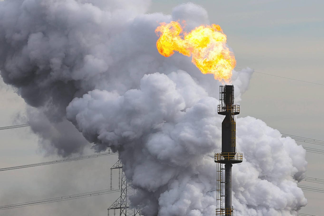 Kokerei in Bottrop (Symbolbild): Wieder verstärkt auf Kohle zu setzen, anstatt die Laufzeit der Atomkraftwerke zu verlängern, hält CDU-Generalsekretär Czaja für einen Fehler. Kokerei in Bottrop (Symbolbild): Wieder verstärkt auf Kohle zu setzen, anstatt die Laufzeit der Atomkraftwerke zu verlängern, hält CDU-Generalsekretär Czaja für einen Fehler.
