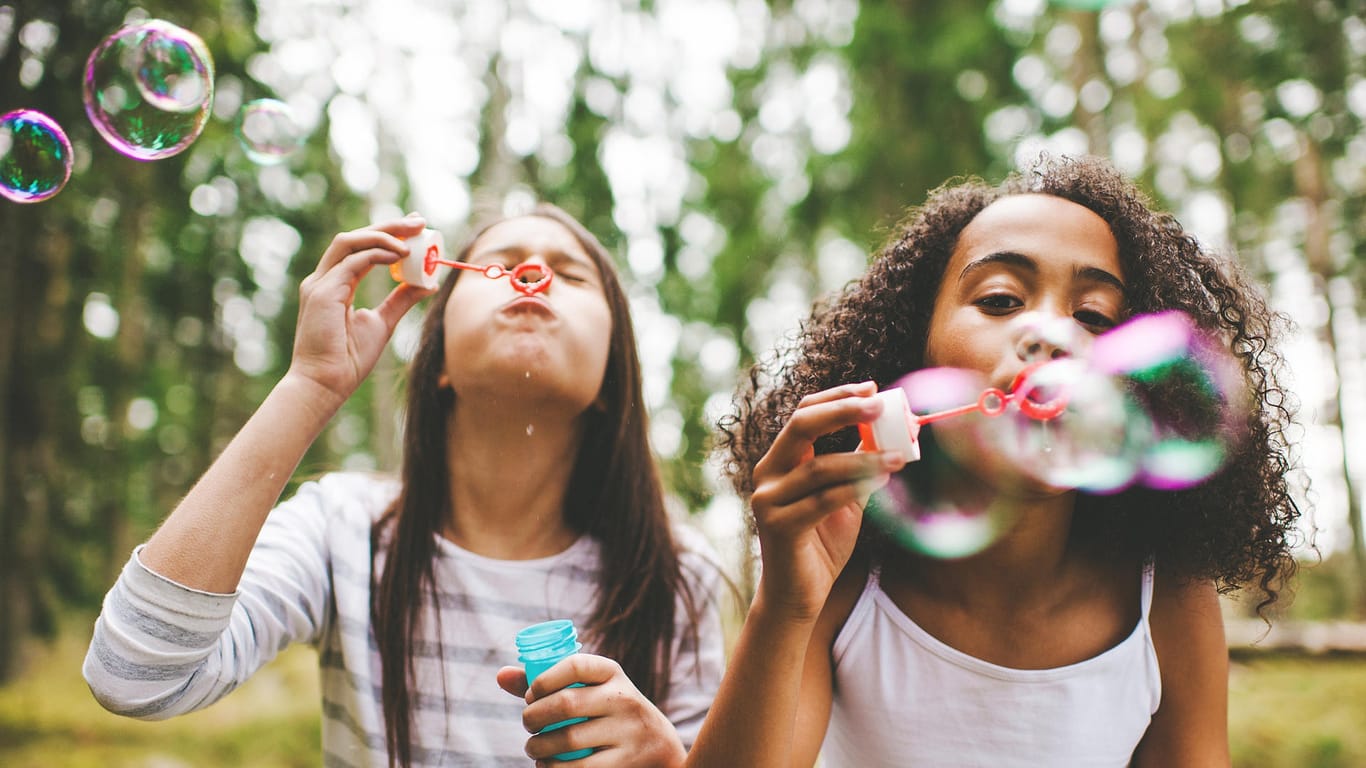 Seifenblasen: Bei Kindergeburtstagen und Hochzeiten sind sie besonders beliebt.