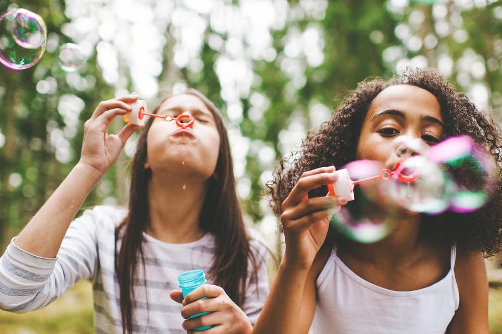 Seifenblasen: Bei Kindergeburtstagen und Hochzeiten sind sie besonders beliebt.