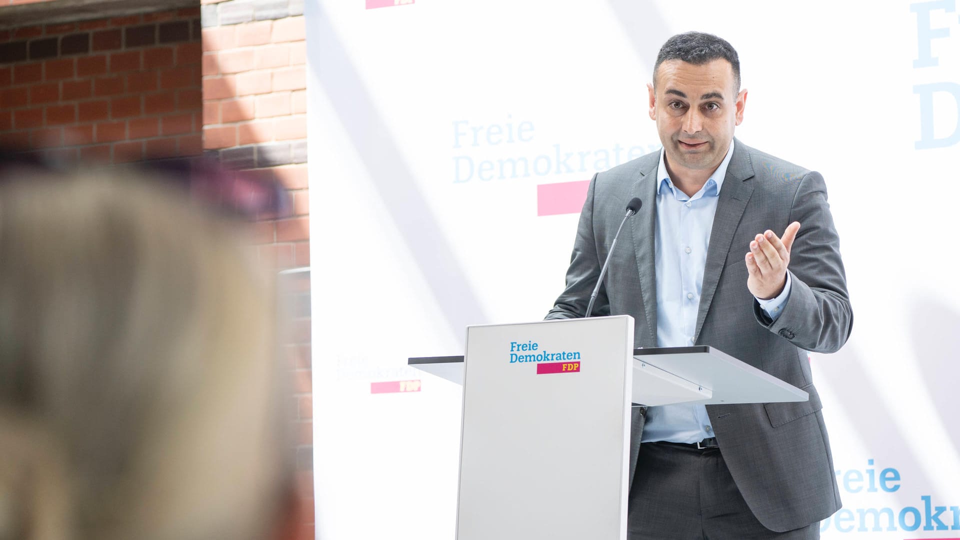 FDP-Generalsekretär Bijan Djir-Sarai kritisiert Wirtschaftsminister Habeck ebenfalls, vor allem wegen seiner Dusch-Tipps.
