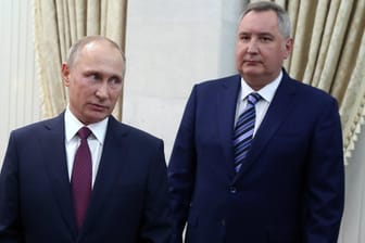 Wladimir Putin und Dmitri Rogosin: Der russische Präsident hat den Chef der Raumfahrtbehörde Roskosmos entlassen. (Archivfoto)
