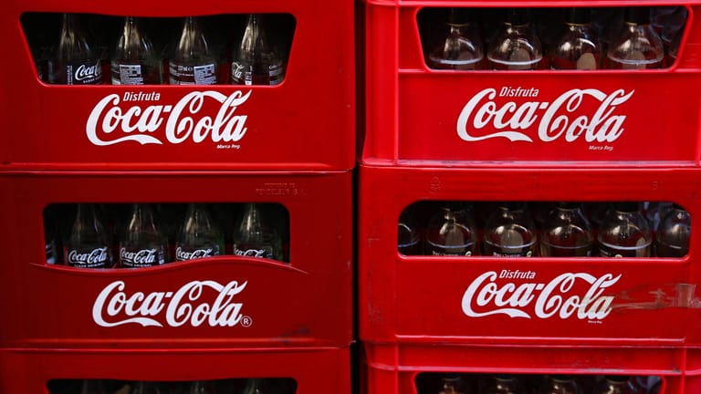 Coca-Cola (Symbolbild): Die Getränke des Konzerns könnten ab 1. September auch für Verbraucher teurer werden.