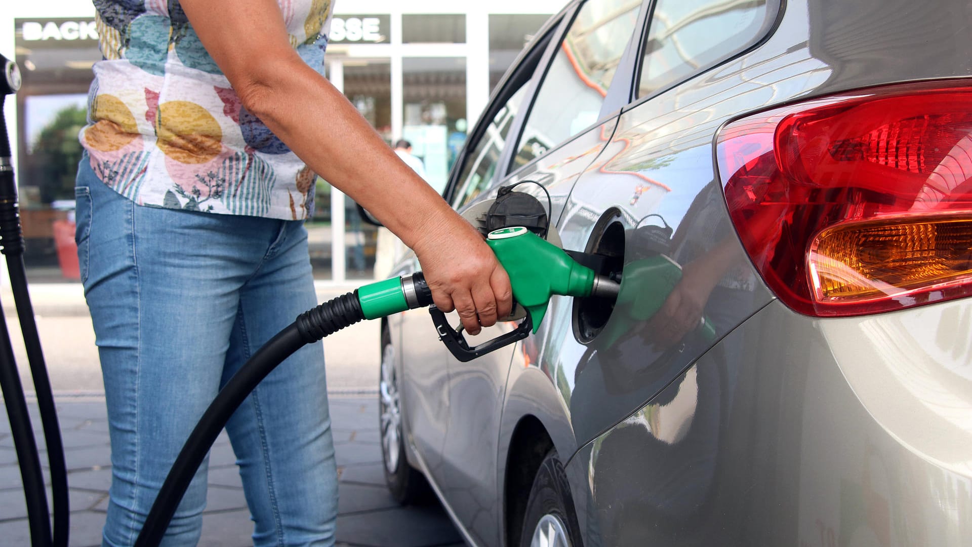Eine Frau an der Tankstelle (Symbolbild): Haben die Benzinkonzerne Übergewinne erzielt? Eine Frau an der Tankstelle (Symbolbild): Haben die Benzinkonzerne Übergewinne erzielt?