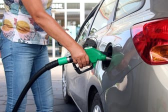 Eine Frau an der Tankstelle (Symbolbild): Haben die Benzinkonzerne Übergewinne erzielt?