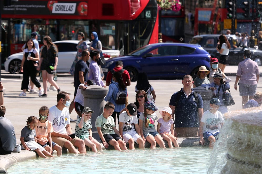 Bei hohen Temperaturen kühlen sich Kinder auf dem Londoner Trafalgar Square ab (Archiv): In der kommenden Woche drohen Rekordtemperaturen.