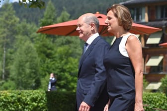 Olaf Scholz und Britta Ernst beim G7-Gipfel in Elmau: Auch ihren Urlaube wollen der Kanzler und seine Frau in Bayern verbringen.