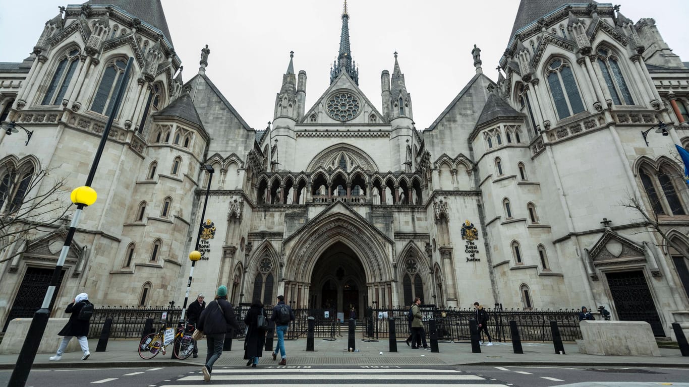 Der Londoner High Court (Archiv): Die Entscheidung des Gerichtshofs zu den lebenserhaltenden Maßnahmen eines unheilbar kranken Jungens ist umstritten.