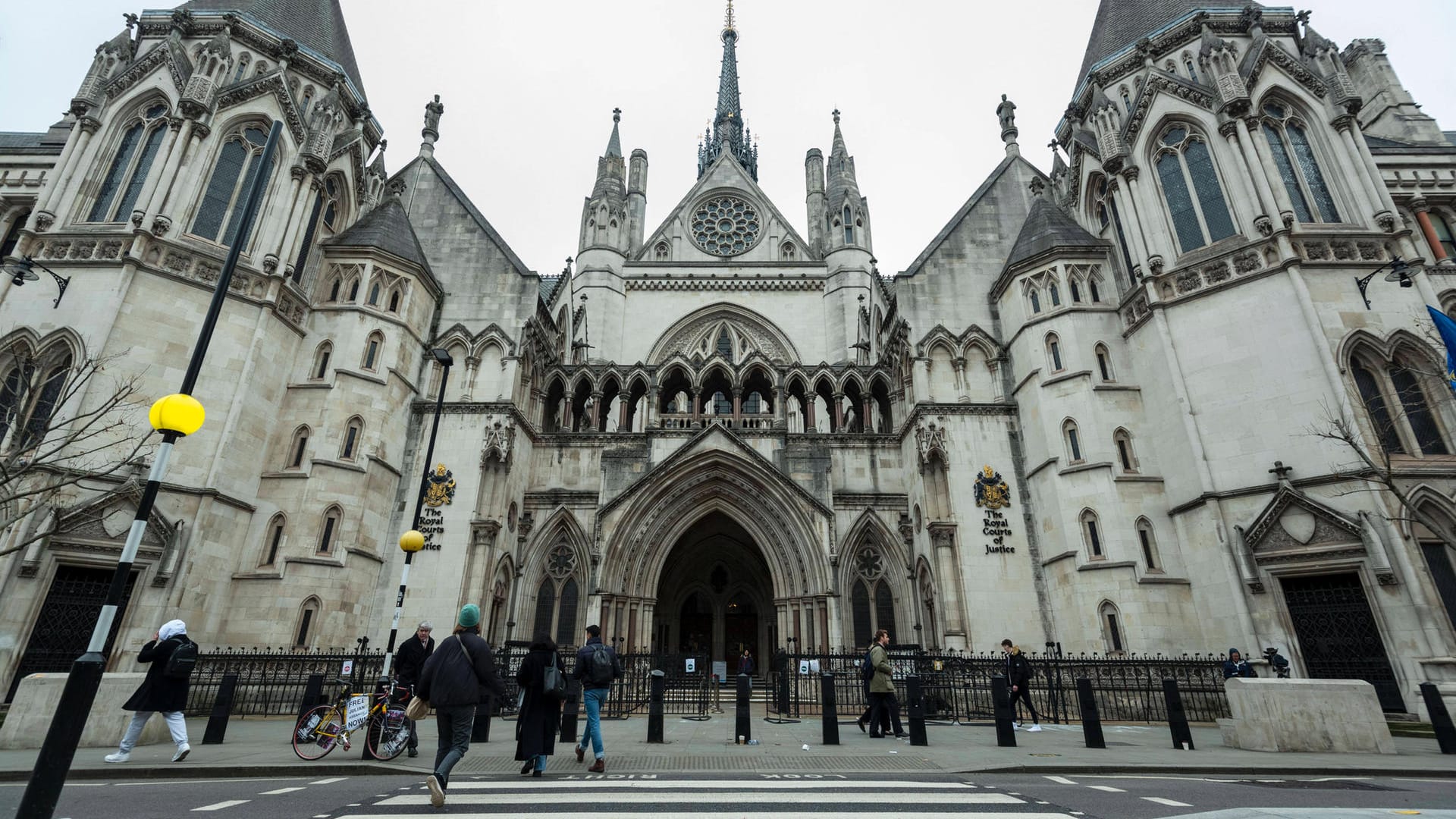 Der Londoner High Court (Archiv): Die Entscheidung des Gerichtshofs zu den lebenserhaltenden Maßnahmen eines unheilbar kranken Jungens ist umstritten. Der Londoner High Court (Archiv): Die Entscheidung des Gerichtshofs zu den lebenserhaltenden Maßnahmen eines unheilbar kranken Jungens ist umstritten.