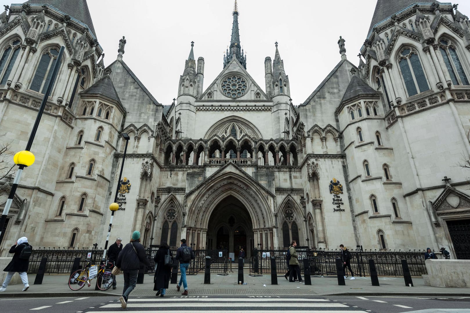 Der Londoner High Court (Archiv): Die Entscheidung des Gerichtshofs zu den lebenserhaltenden Maßnahmen eines unheilbar kranken Jungens ist umstritten.