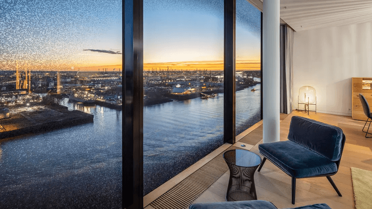 Die teuerste Wohnung Hamburgs: Vom Wohnzimmer aus blickt man auf den Hafen.