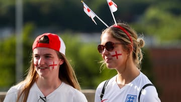 Supporters anglais : supporters "Lionnes" équipé d'accessoires de ventilateur.