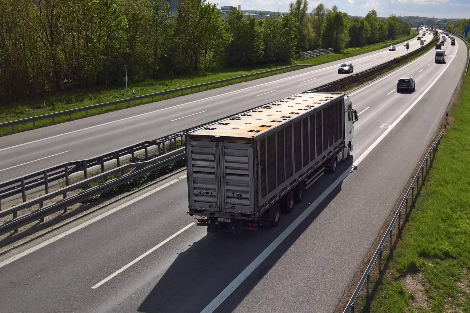 Lastwagen auf Autobahn nahe Passau (Symbolbild): 14 Menschen harrten auf der Ladefläche aus.