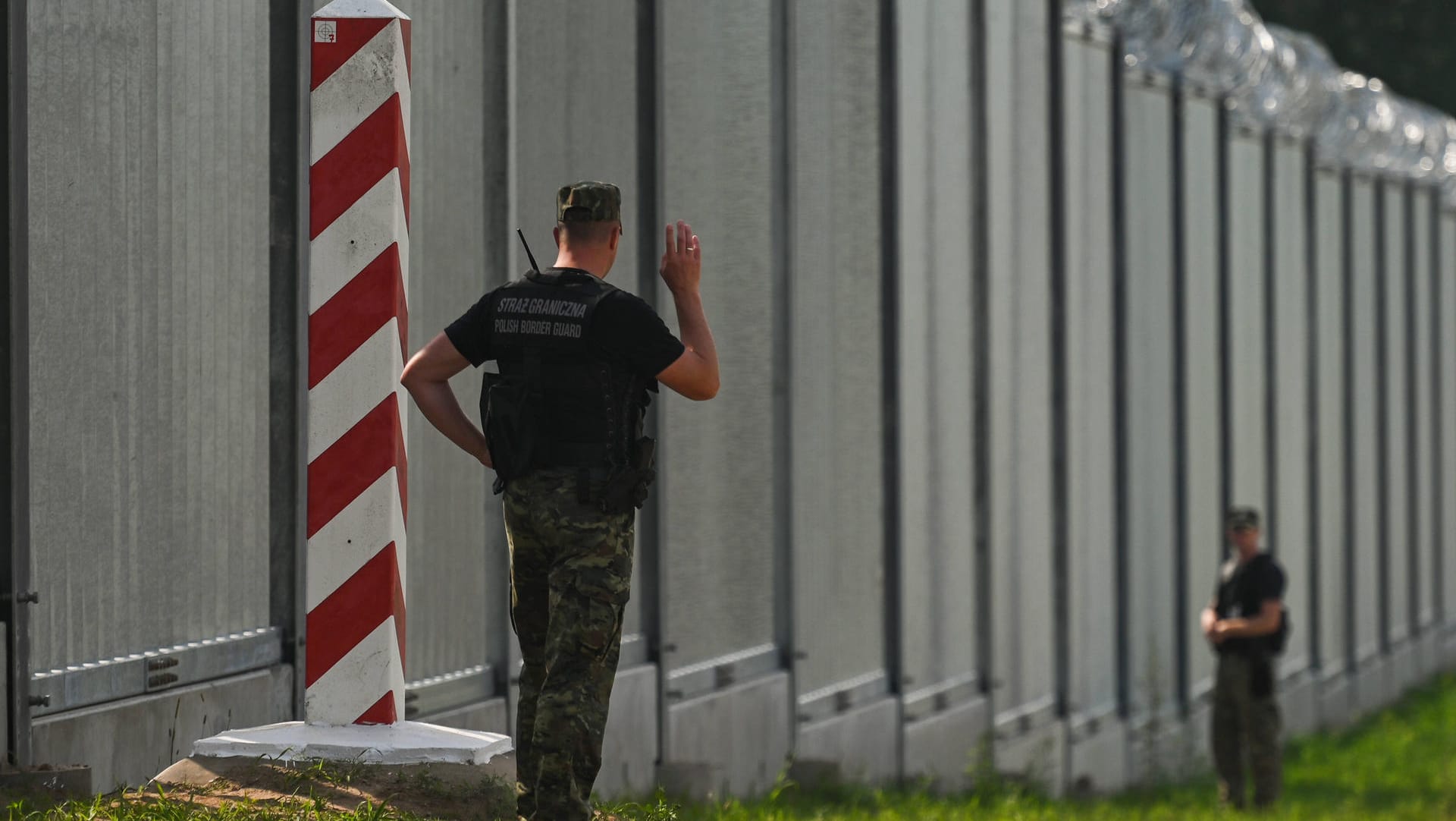 Polnische Grenzschützer an der Mauer zu Belarus (Archiv): Schleuser sollen Migranten über Belarus in die EU gebracht haben.