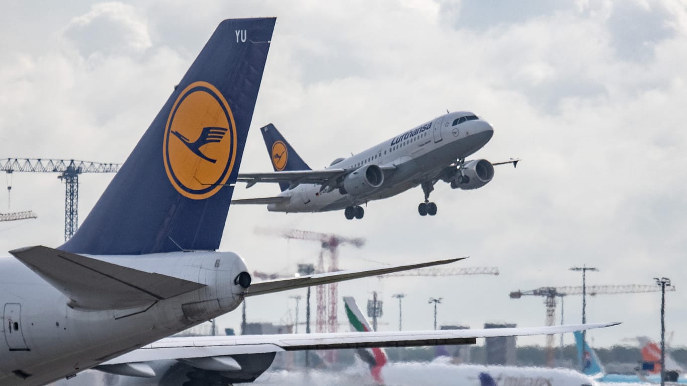 Eine Lufthansa-Maschine beim Abflug in Frankfurt: Viele Flüge musste die Airline zuletzt streichen.