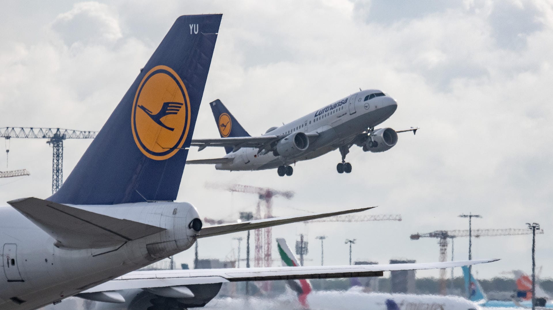 Eine Lufthansa-Maschine beim Abflug in Frankfurt: Viele Flüge musste die Airline zuletzt streichen. Eine Lufthansa-Maschine beim Abflug in Frankfurt: Viele Flüge musste die Airline zuletzt streichen.