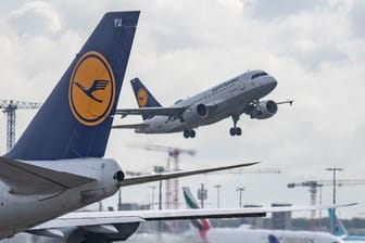 Eine Lufthansa-Maschine beim Abflug in Frankfurt: Viele Flüge musste die Airline zuletzt streichen.