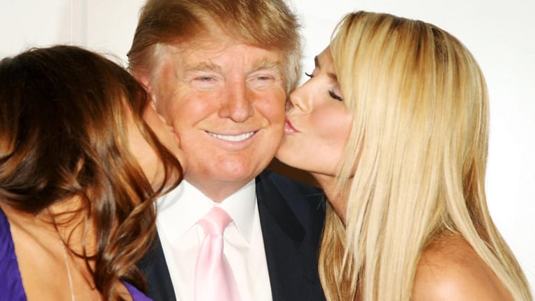 Donald Trump: Der Unternehmer und Ex-US-Präsident setzt sich gerne mit Frauen in Szene.