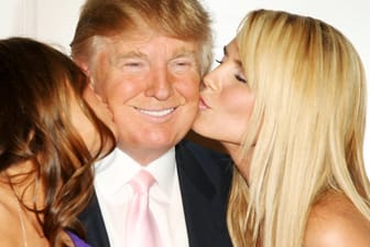 Donald Trump: Der Unternehmer und Ex-US-Präsident setzt sich gerne mit Frauen in Szene.