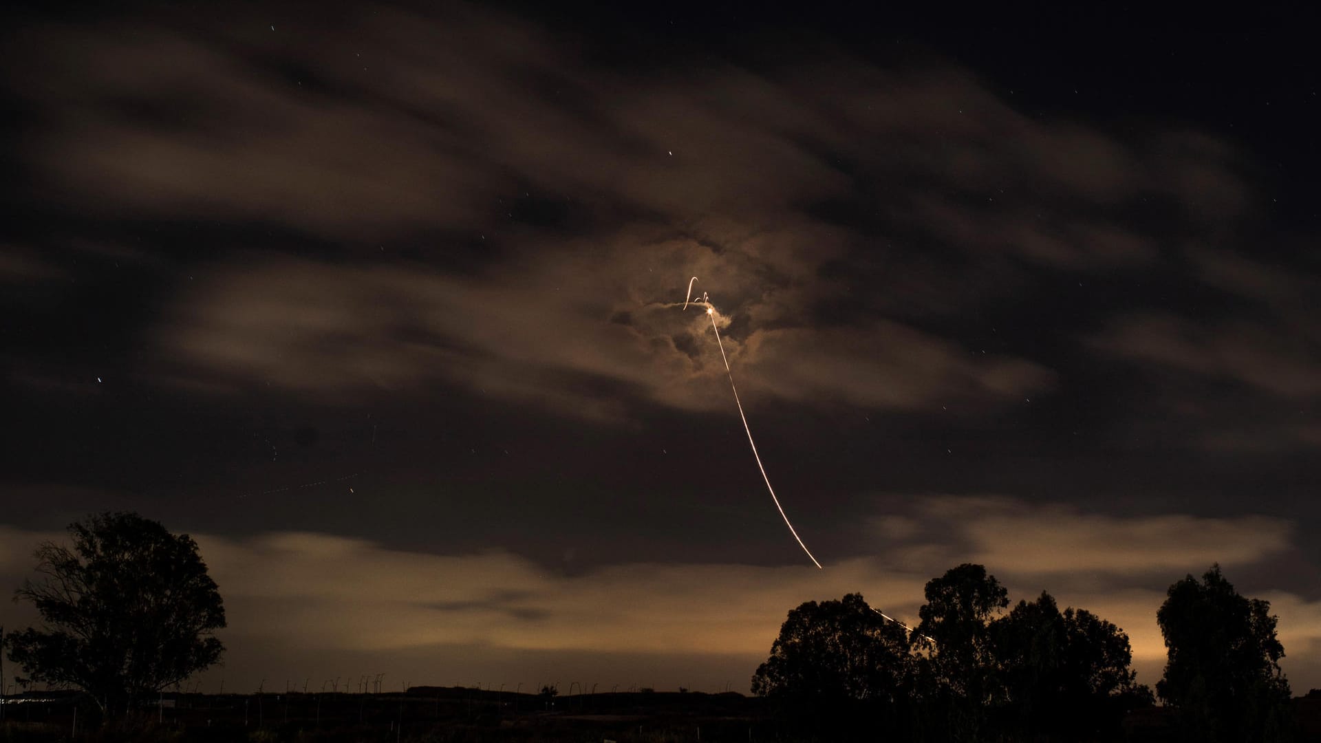 Das israelische Iron-Dome-System wehrt eine Rakete ab: Nach Angaben des israelischen Militärs wurde die Rakete im Gazastreifen abgefeuert.