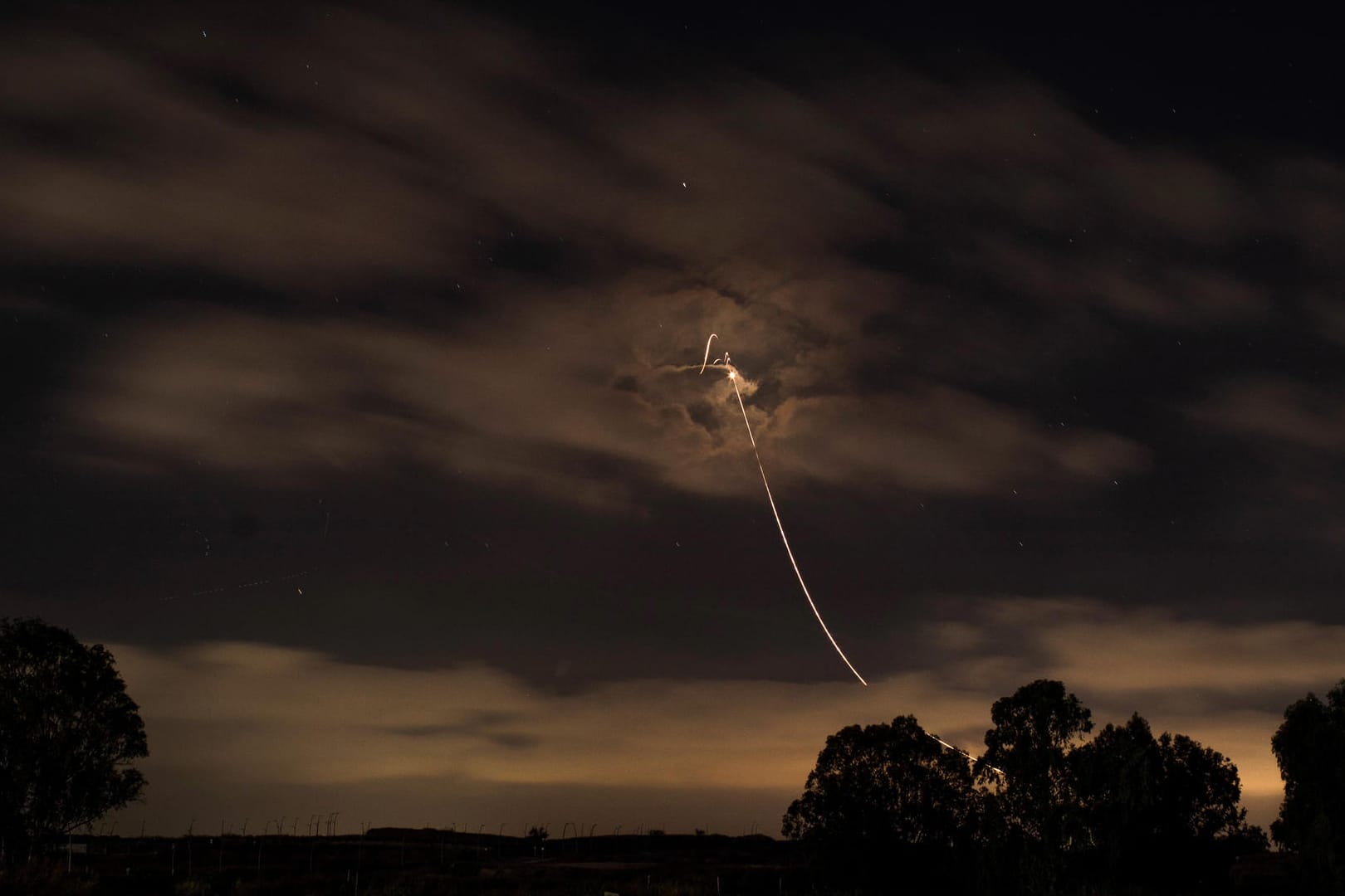 Das israelische Iron-Dome-System wehrt eine Rakete ab: Nach Angaben des israelischen Militärs wurde die Rakete im Gazastreifen abgefeuert.